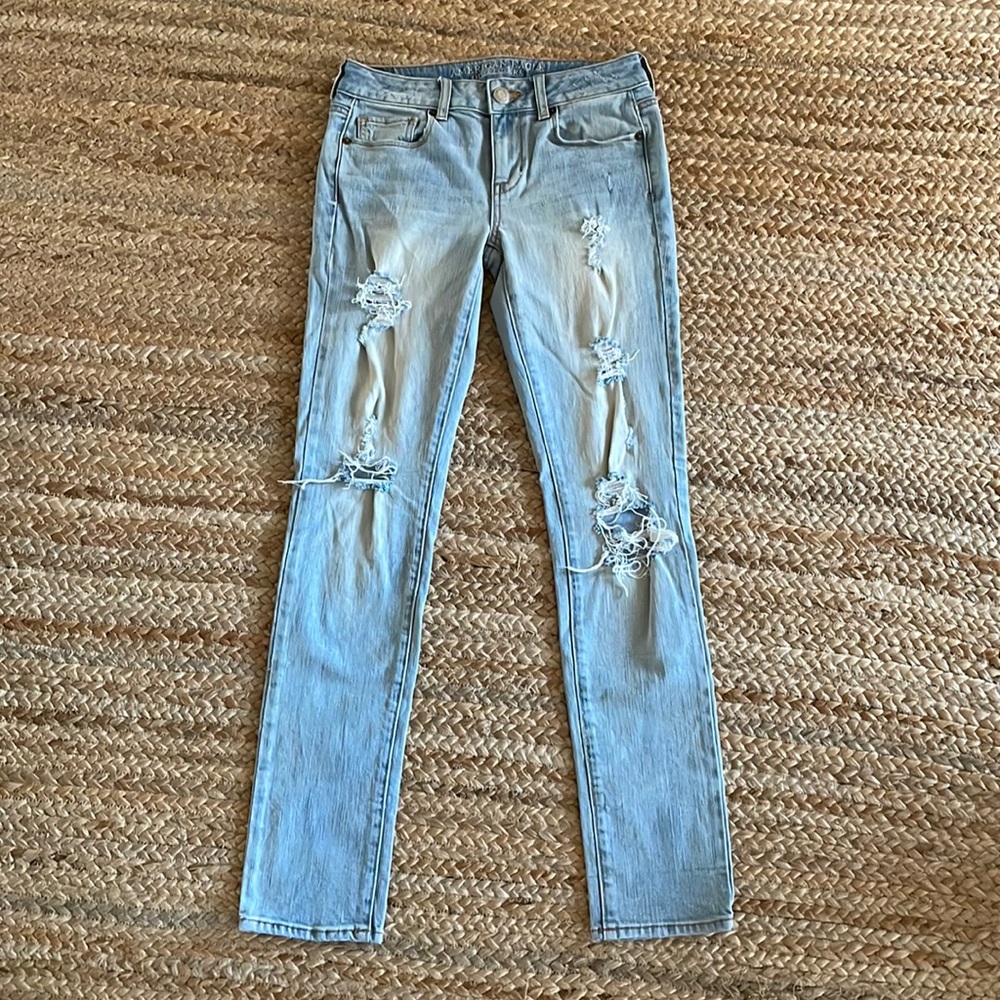 American Eagle Distressed Light-washed Skinny Jeans Size 2